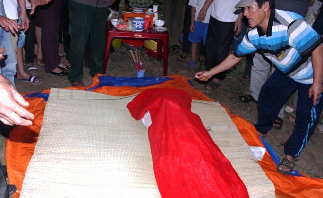 Local fishers hold a funeral ceremony for a dead whale in Nghe An Province on April 8, 2016.