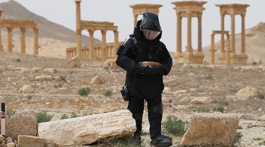 russian sappers clear Palmyra bombs