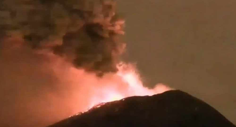 Popocatépetl volcano in Mexico erupts April 2016