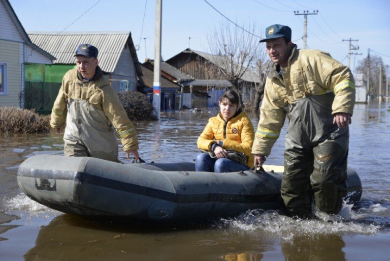 Click to enlarge Flood rescue in Tyumen.