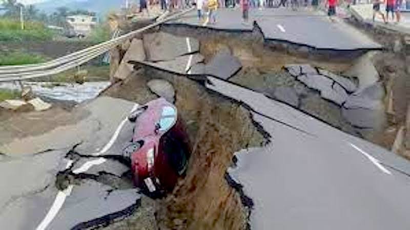 Click to enlarge Ecuador road