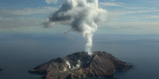 Click to enlarge White Island eruption in 2013.