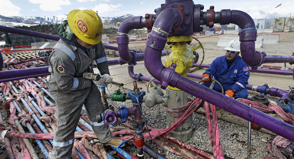Click to enlarge Oil fracking well