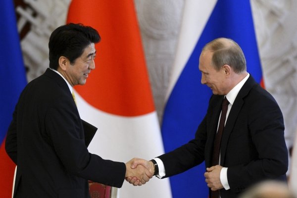 Click to enlarge Shinzo Abe and Vladimir Putin