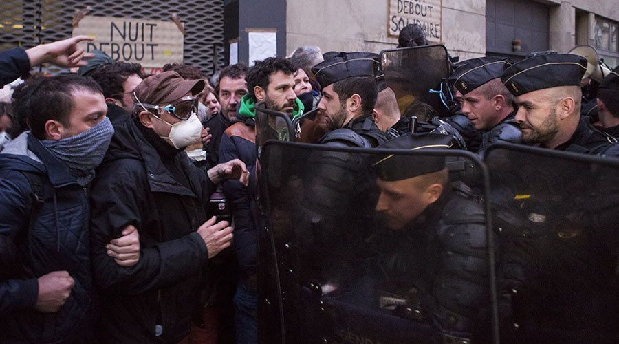 migrants fighting paris police