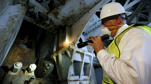 Inspecting US bridge