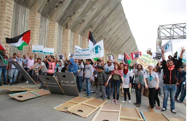 Click to enlarge Israel wall protest Palestinian