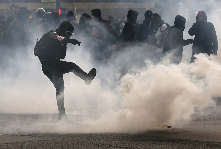 Click to enlarge French protestor
