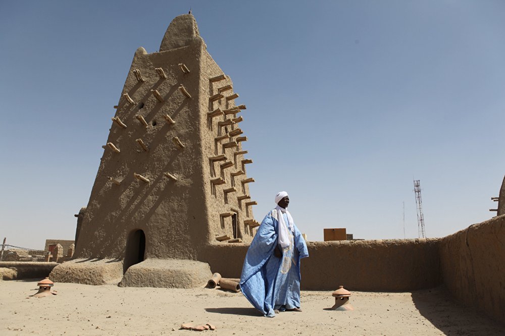 Click to enlarge Man near dessert mosque