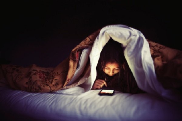 kid with smartphone