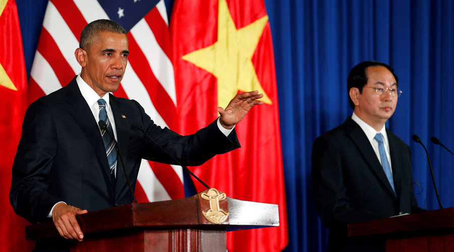 U.S. President Barack Obama (L) with Vietnam's President Tran Dai Quang