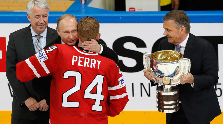 Click to enlarge putin hugging hockey player