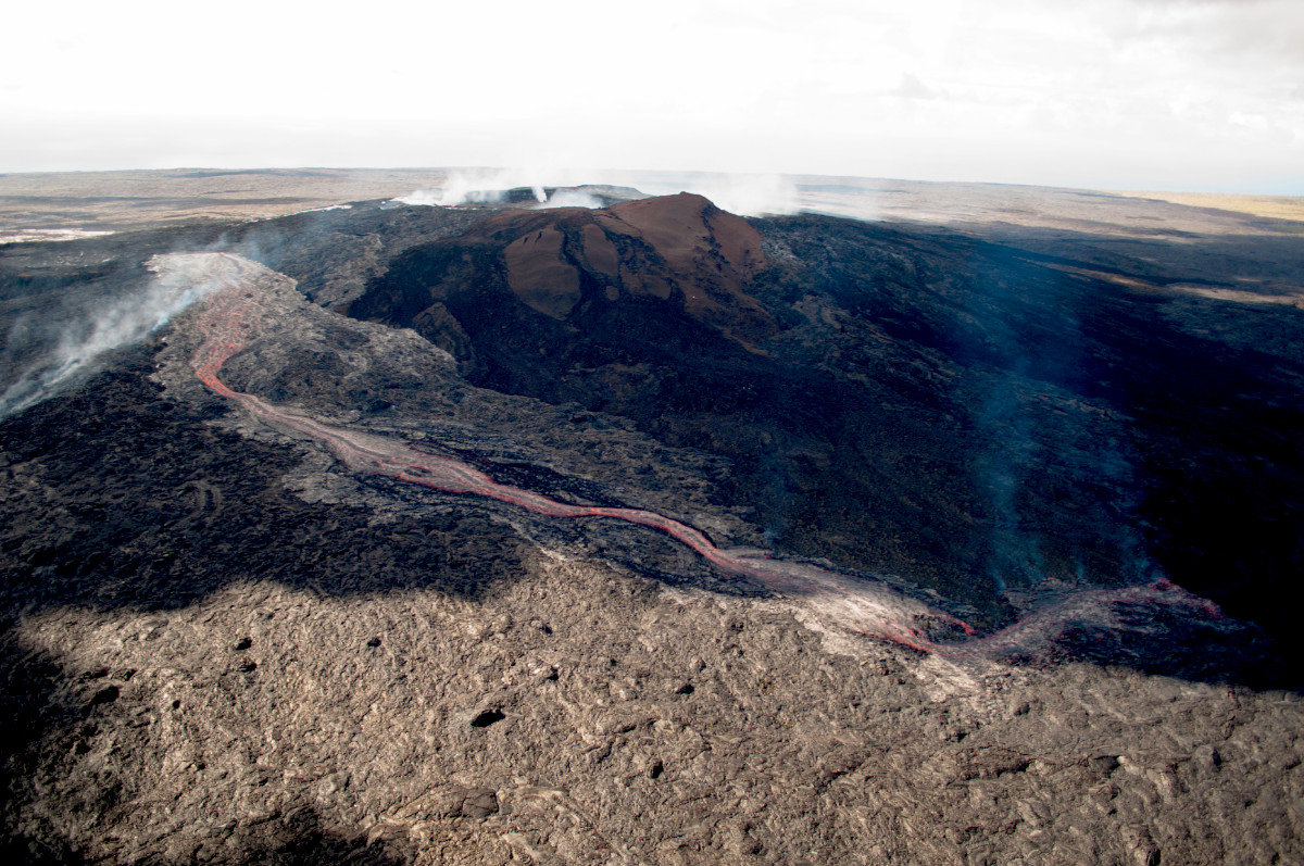 A wider view of the larger breakout traveling down the north flank of Puʻu ʻŌʻō, towards the northwest. 