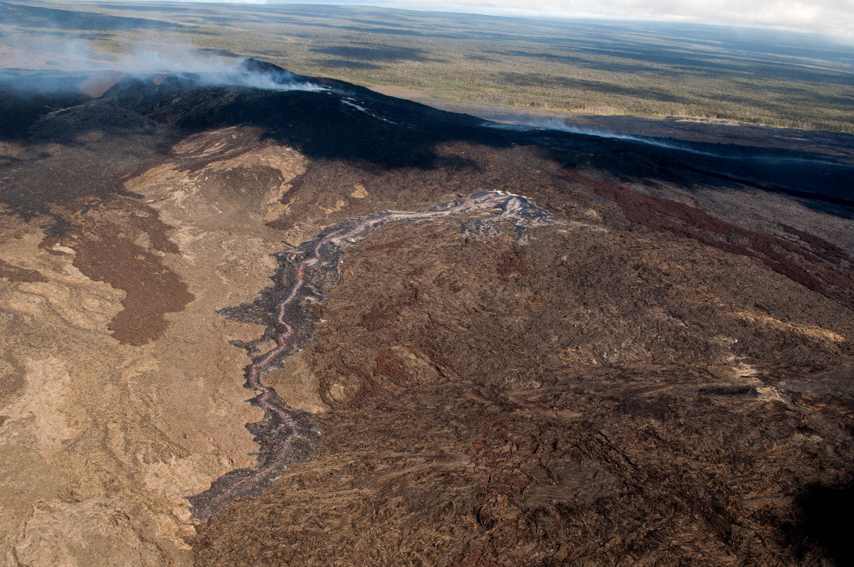 Click to enlarge The smaller breakout on the east side of the cone. At the time of this photo (8:30 a.m., HST), this flow was about 700 m (0.4 miles) long and traveling towards the southeast.