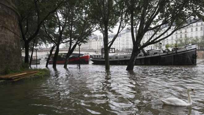 Click to enlarge River Seine flooding
