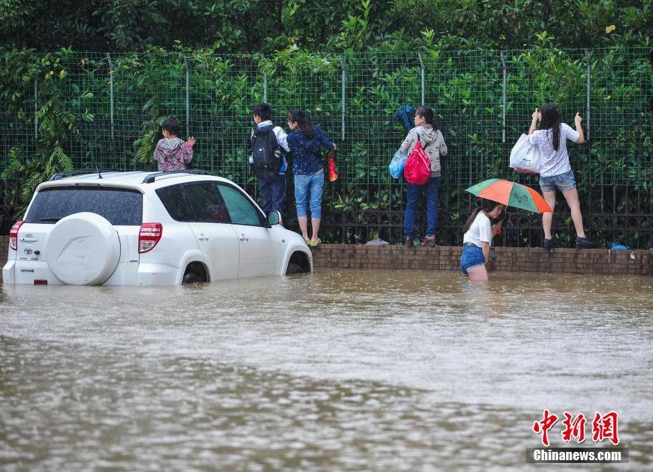 Heavy rainfall hits central China's Wuhan in Hubei province on June 1, 2016, resulting in serious flooding in the downtown area.