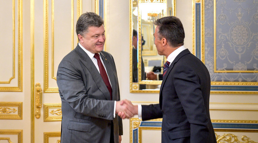 Click to enlarge Poroshenko greets Rasmussen