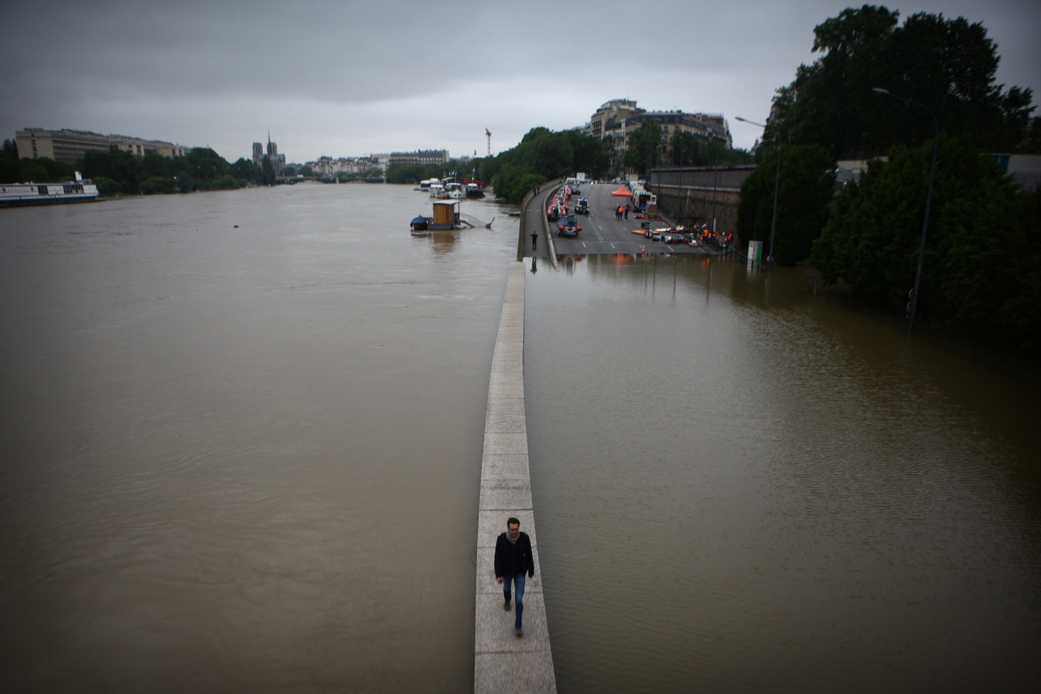 Click to enlarge flooded banks of the Seine