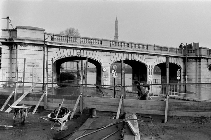 Click to enlarge flood barrier building Seine
