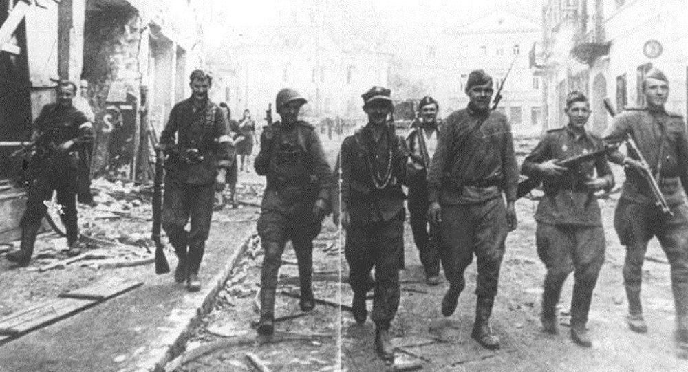 Soviet and Polish Armia soldiers in Vilnius, July 1944