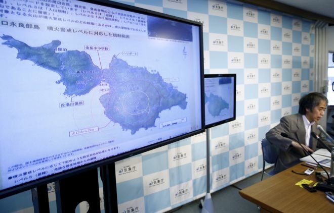 Senior member of Japan Meteorological Agency in a meeting 