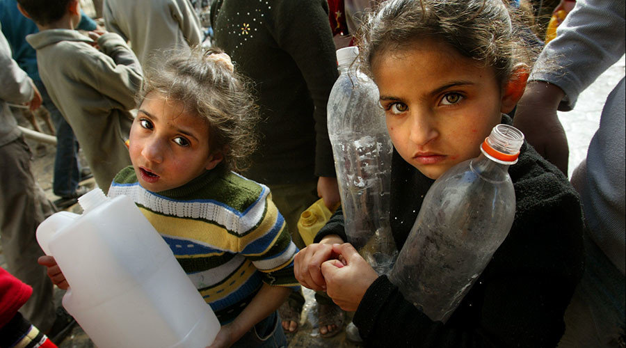 Palestinian children with water bootles