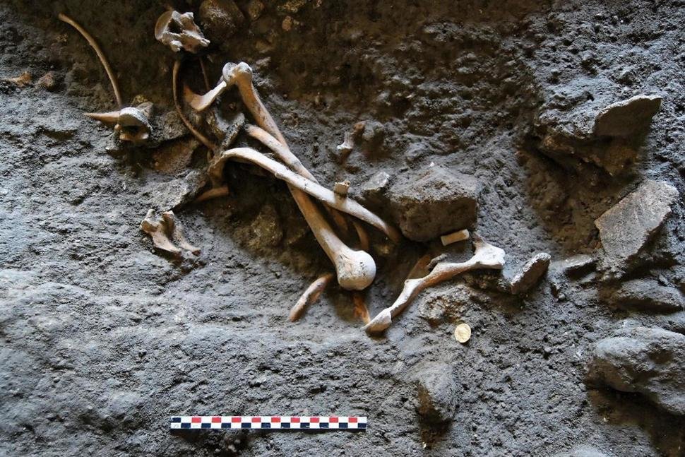 italy pompeii skeletons