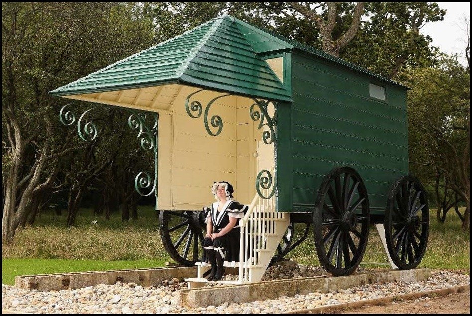 Click to enlarge queen's bathing machine