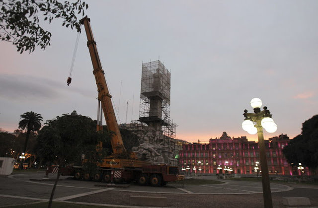 Click to enlarge Statue Chris Columbus taken down
