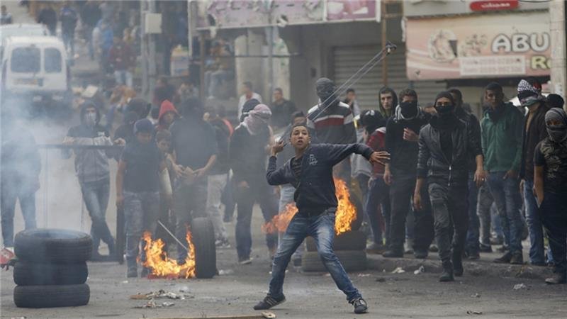 palestinian throw stones