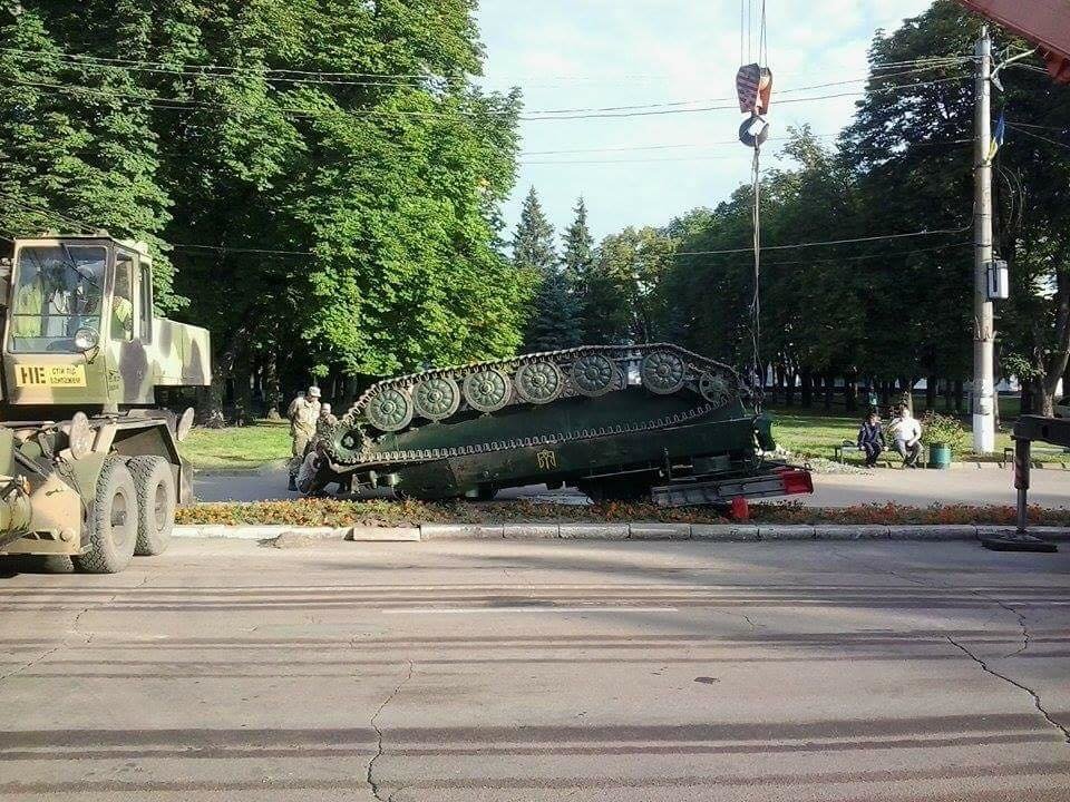 Click to enlarge Flipped Ukraine air defense truck