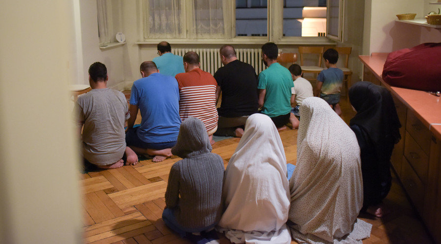 refugees praying