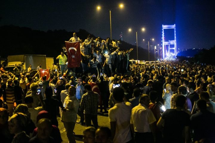 Click to enlarge people at faith sultan Mehmet bridge