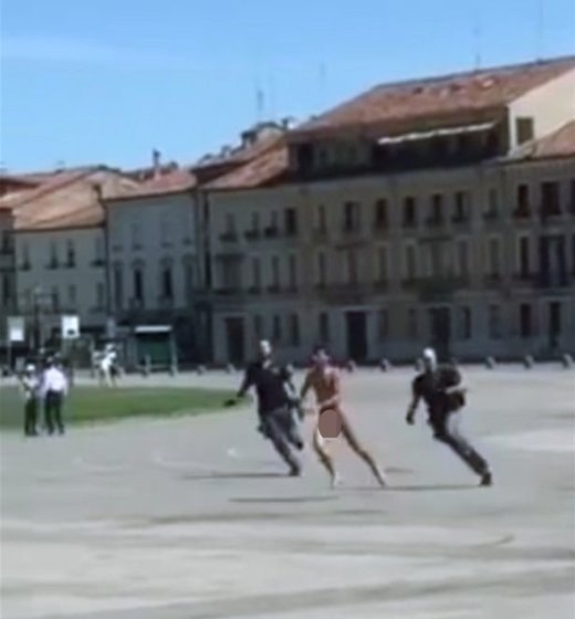 Click to enlarge naked man in Padua