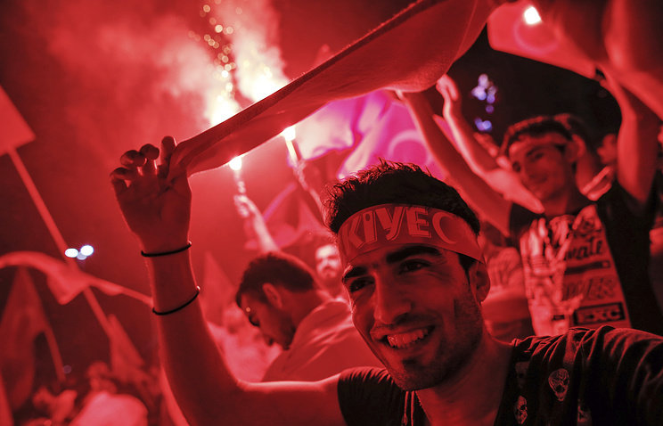 People at Taksim Square in Istanbul