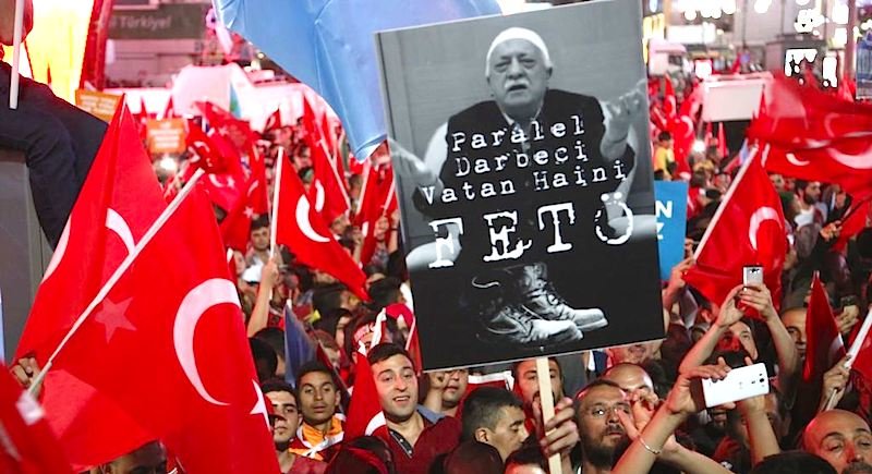 Click to enlarge Crowd, Gulen sign