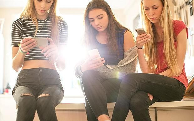 girls texting