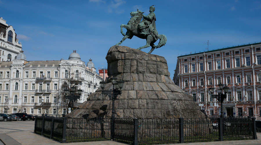 Click to enlarge monument to Bohdan Khmelnytskyi