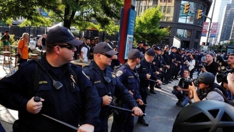 Click to enlarge cops at RNC convention