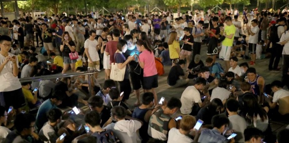 Click to enlarge hong kong pokemon go players
