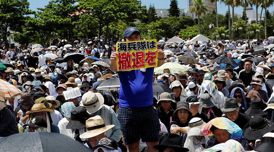 Click to enlarge Okinawa protesters