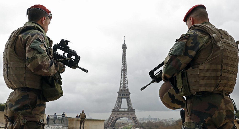 French army paratroopers
