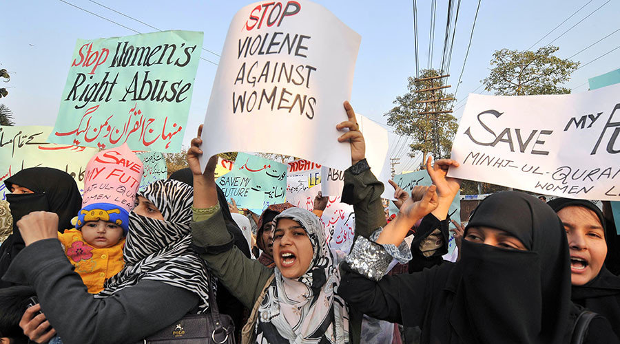 Pakistan women protesting