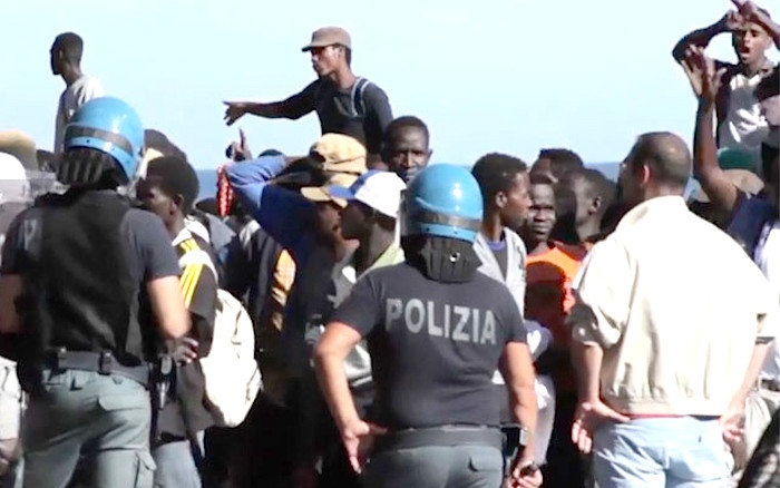 Click to enlarge clash migrants police