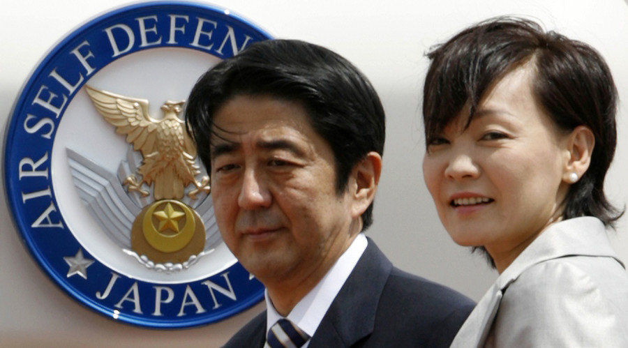 apanese Prime Minister Shinzo Abe (L) and his wife Akie.