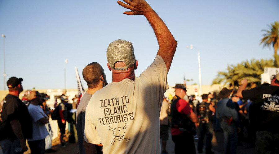 Click to enlarge Anti-muslim protesters