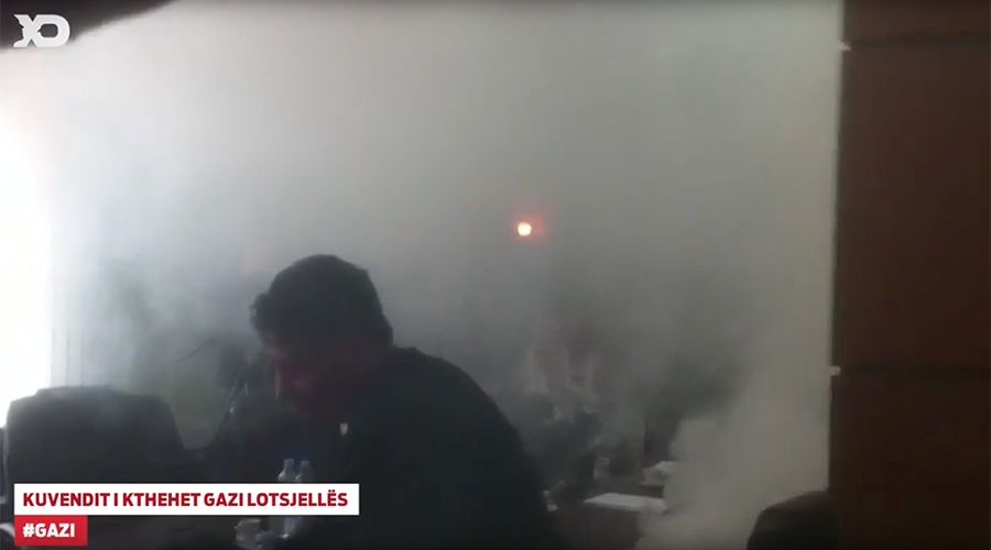 Kosovo parliment filled with tear gas