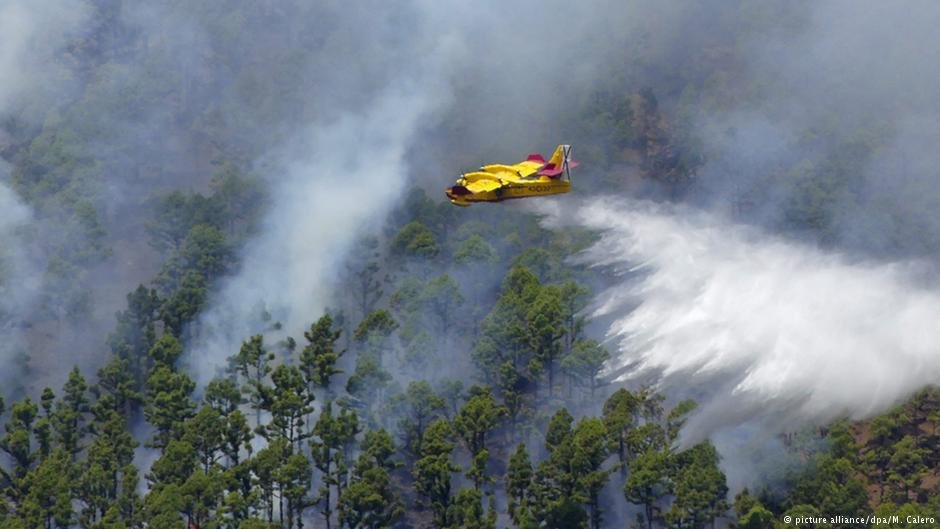 Click to enlarge Plane drops water