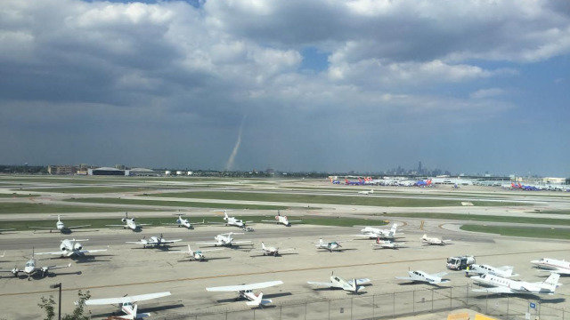 Landspout tornado in Chicago