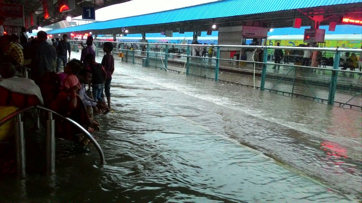 Platform of Jodhpur railway station. 